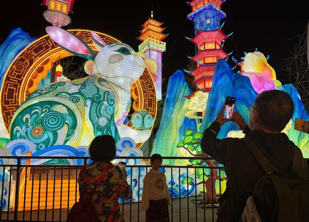 市民游客在2024年北京中秋國慶彩燈游園會欣賞彩燈。新華社記者楊淑君 攝