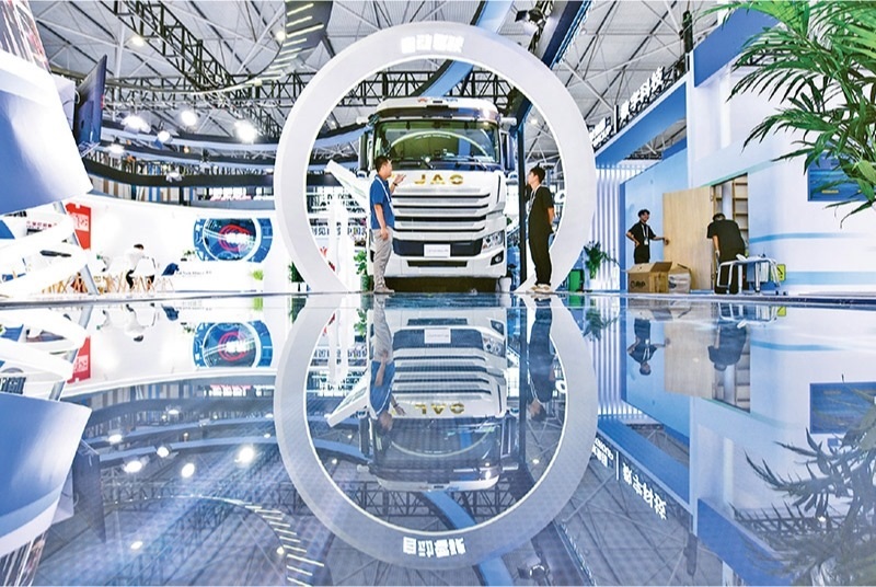 黨的二十屆三中全會提出，加快構(gòu)建促進(jìn)數(shù)字經(jīng)濟(jì)發(fā)展體制機(jī)制，完善促進(jìn)數(shù)字產(chǎn)業(yè)化和產(chǎn)業(yè)數(shù)字化政策體系。2024年8月28日至30日，2024中國國際大數(shù)據(jù)產(chǎn)業(yè)博覽會在貴州貴陽舉辦。圖為工作人員在介紹無人駕駛重型卡車。 新華社記者 楊文斌/攝