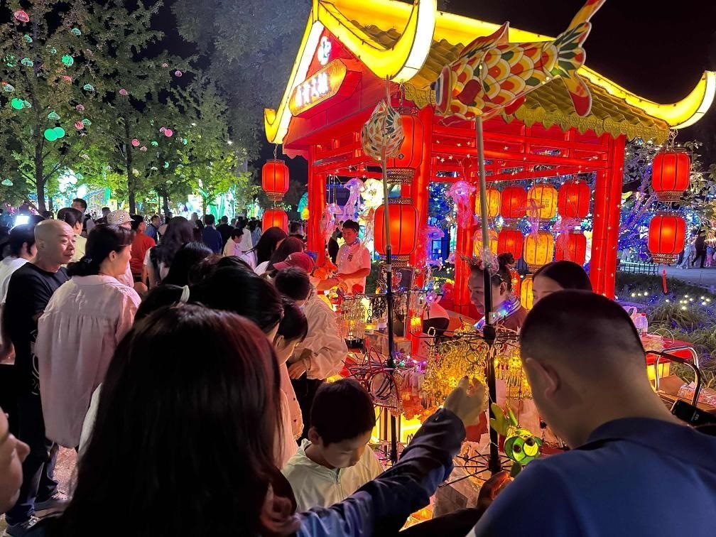 市民游客在2024年北京中秋國慶彩燈游園會上選購特色文創(chuàng)商品。新華社記者楊淑君 攝