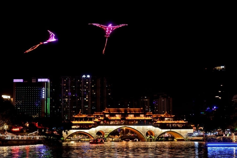 成都“夜游錦江”低空飛行裝置與游船伴飛。（唐斌治 攝）