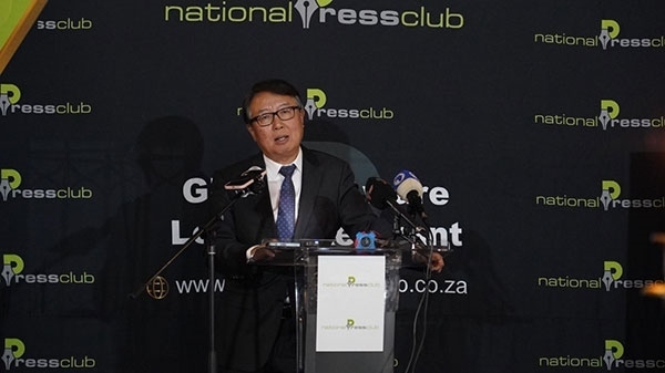 駐南非大使吳鵬出席中國駐南非使館同南國家新聞俱樂部聯(lián)合舉辦的中非合作論壇峰會(huì)成果宣介會(huì)并發(fā)表主旨講話。人民網(wǎng) 劉暢攝