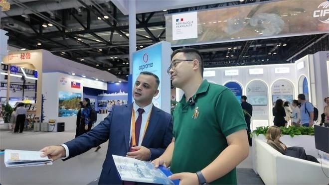 伊和·阿塔里扎德介紹阿塞拜疆產業(yè)園。人民網記者 楊倩攝