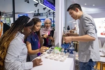 觀眾正在品嘗伊朗的藏紅花茶。人民網記者 翁奇羽攝