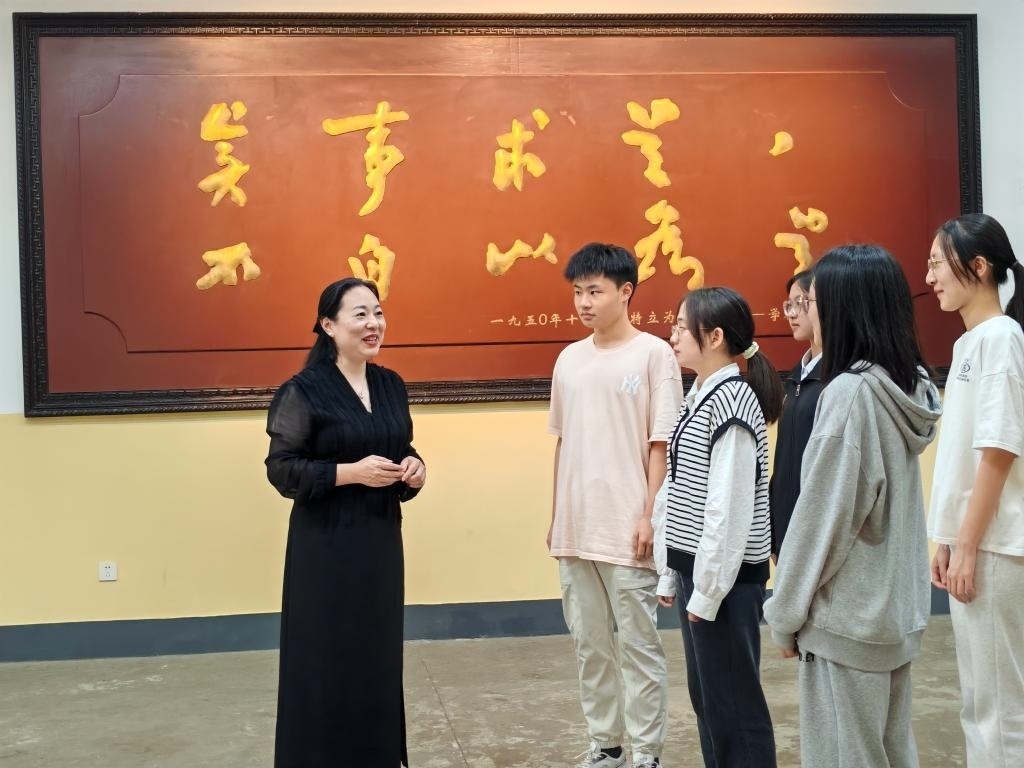 湖南第一師范學院思政課教師正在為學生講述紅色校史。（受訪者供圖）