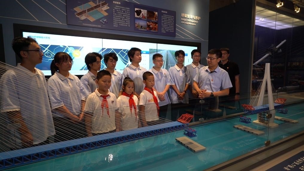 哈爾濱工業(yè)大學交通學院教師李順龍在中國橋梁博物館進行課程思政與橋梁科普。新華社發(fā)（張潤 攝）
