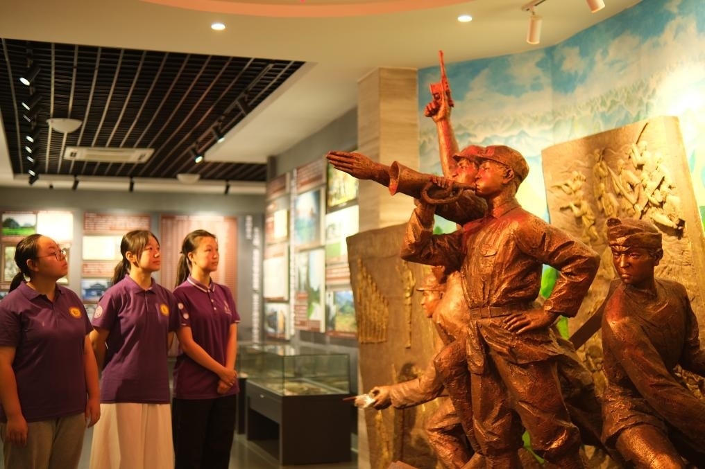 7月26日，南開大學實踐隊在環(huán)江革命陳列館了解毛南族人民在黨的領導下進行革命斗爭的歷程。（受訪者供圖）