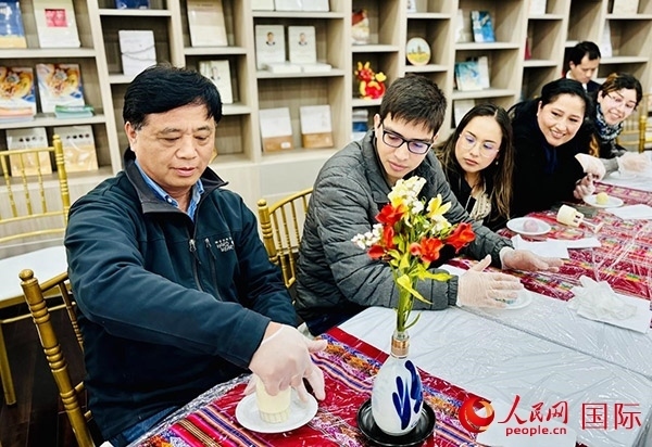 前來參加活動的利馬居民共同制作冰皮月餅。人民網(wǎng)記者 宋亦然攝