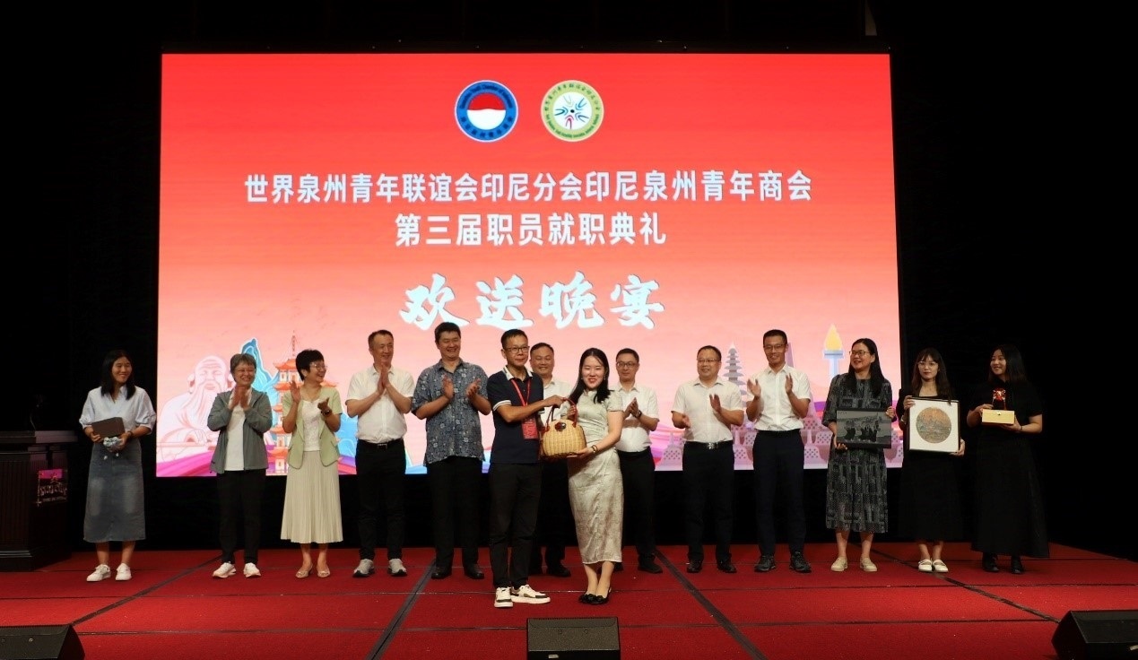 工藝大師們向阿拉扎大學孔子學院捐贈手工藝術品。阿拉扎大學孔子學院供圖