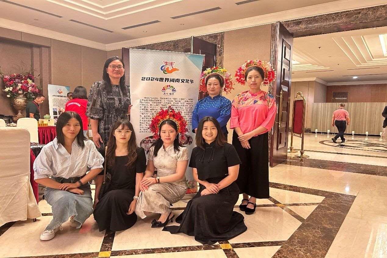 阿拉扎大學孔子學院老師和簪花圍傳承人合影。阿拉扎大學孔子學院供圖