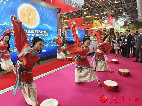 “你好！中國(guó)”展臺(tái)開幕式上的中國(guó)傳統(tǒng)舞蹈表演。人民網(wǎng)記者 尚凱元攝