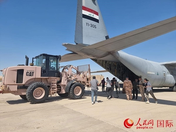圖為伊拉克正在裝運救援物資。人民網(wǎng) 伊納斯攝