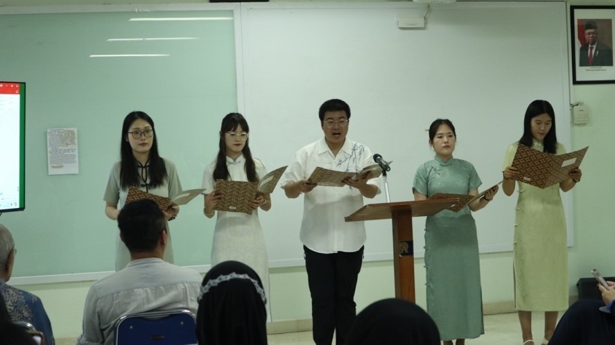 阿拉扎大學(xué)孔子學(xué)院志愿者教師表演詩朗誦?；顒?dòng)主辦方供圖