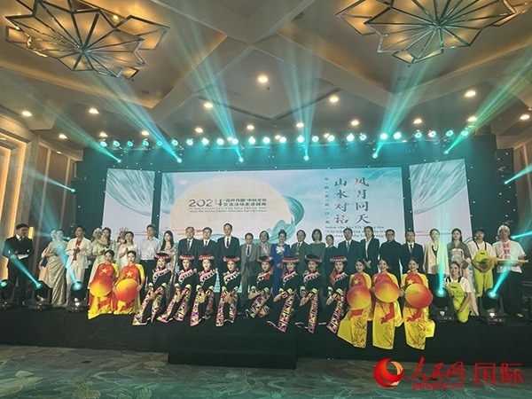 兩國嘉賓與中越藝術(shù)家現(xiàn)場(chǎng)合影。人民網(wǎng)記者 楊曄攝