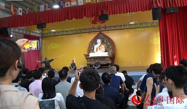 日本少林寺拳法青年代表團觀看少林拳表演。人民網(wǎng)記者 張麗婭攝