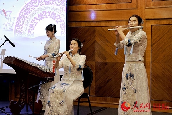 來自景德鎮(zhèn)的陶瓷音樂會在中秋佳節(jié)給英國倫敦的觀眾帶來了別樣的文化體驗。人民網(wǎng)記者 邢雪攝