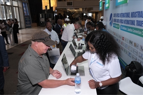 客商現(xiàn)場(chǎng)注冊(cè)參觀展會(huì)。主辦方供圖