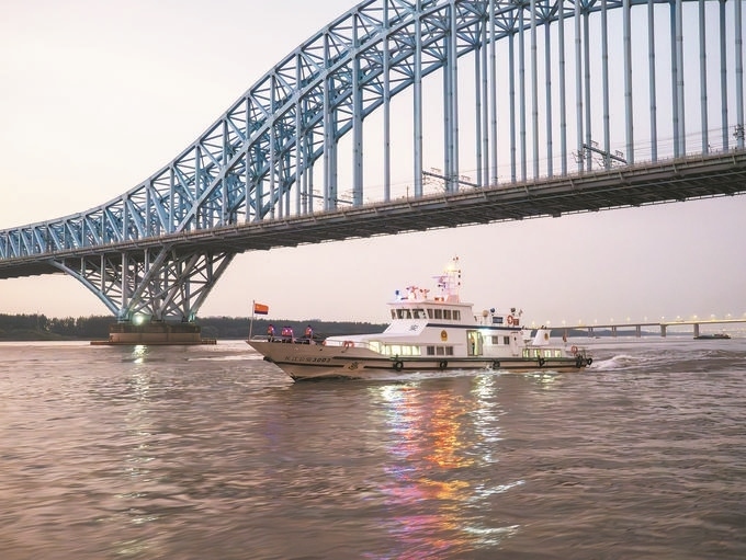 8月12日，長江航運(yùn)公安局南京分局組織民警輔警駕乘警用巡邏船在轄區(qū)水域開展巡邏檢查。江寧攝