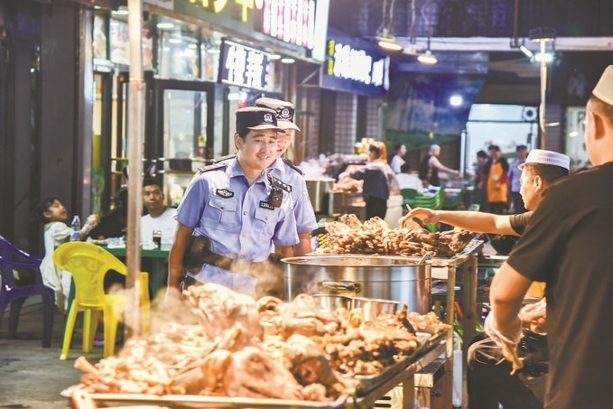 8月9日，甘肅省華亭市公安局組織民警輔警在夜市開展巡邏檢查。張亞強(qiáng)攝