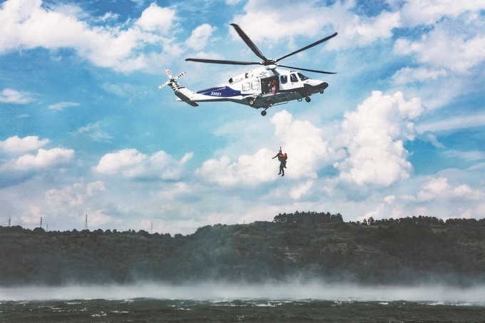 ▼7月17日，浙江省新昌縣公安局聯(lián)合浙江省公安廳警務(wù)航空隊(duì)在長詔水庫水域及周邊開展救援演練。王樟林?jǐn)z