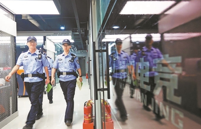 ▲7月6日，山西省新絳縣公安局龍興派出所組織警力對網(wǎng)吧等場所進(jìn)行集中治安檢查。高新生攝