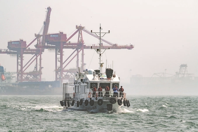 ?7月5日，秦皇島出入境邊防檢查站聯(lián)合秦皇島市公安局水陸巡特警支隊(duì)開展海上聯(lián)合巡航。陳凈萱攝