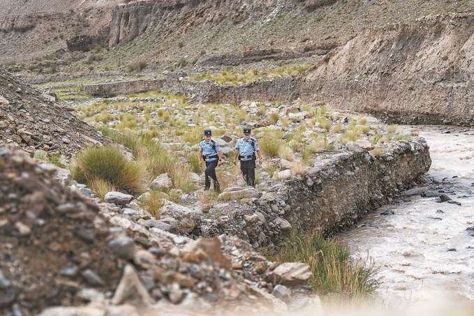 7月19日，新疆邊檢總站克州邊境管理支隊(duì)康蘇邊境檢查站民警輔警來到轄區(qū)烏恰縣康蘇水庫開展巡邏。明懿攝