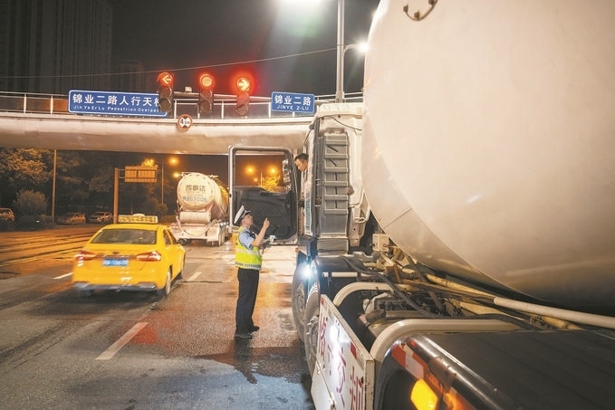 7月25日，陜西省西安市公安局交警支隊(duì)開展全市中重型貨車及面包車違法異地互查整治行動。孫崇明攝