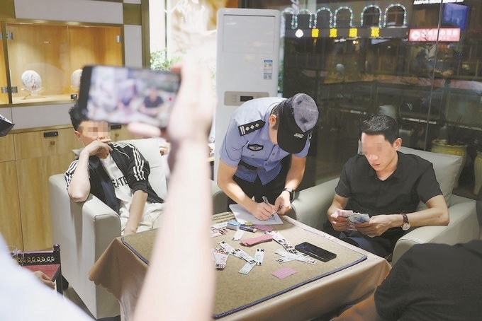 9月7日，云南省昆明市公安機(jī)關(guān)對棋牌室開展檢查。