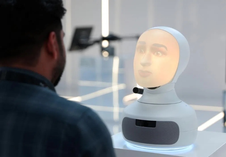 2024年9月12日，在沙特阿拉伯首都利雅得舉行的第三屆全球人工智能峰會上，一名參會者與“對話機(jī)器人”交流。新華社記者 王東震 攝