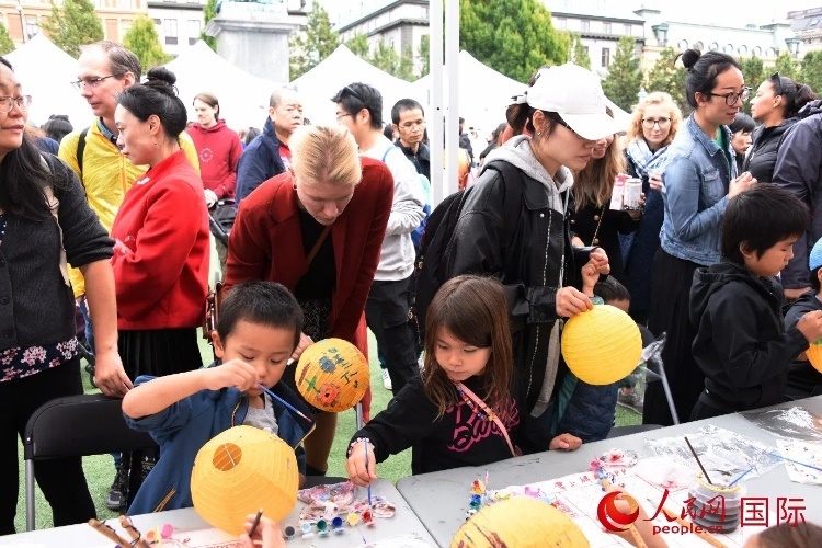 小朋友參加燈籠繪畫體驗。人民網(wǎng)記者 殷淼攝