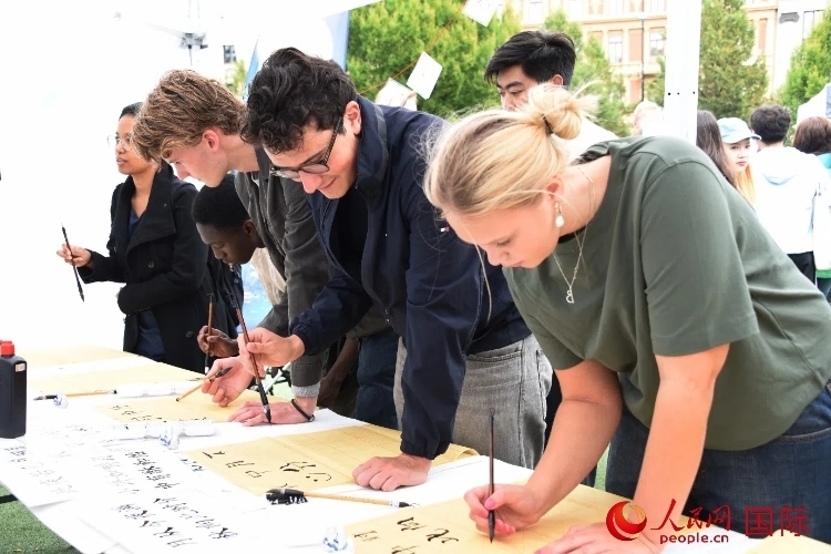 體驗中國書法。人民網(wǎng)記者 殷淼攝