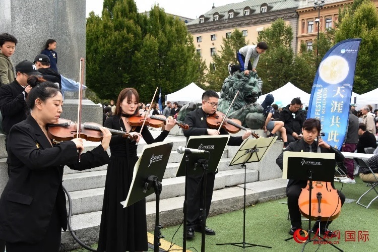 上海愛樂樂團(tuán)“快閃”活動一瞥。人民網(wǎng)記者 殷淼攝