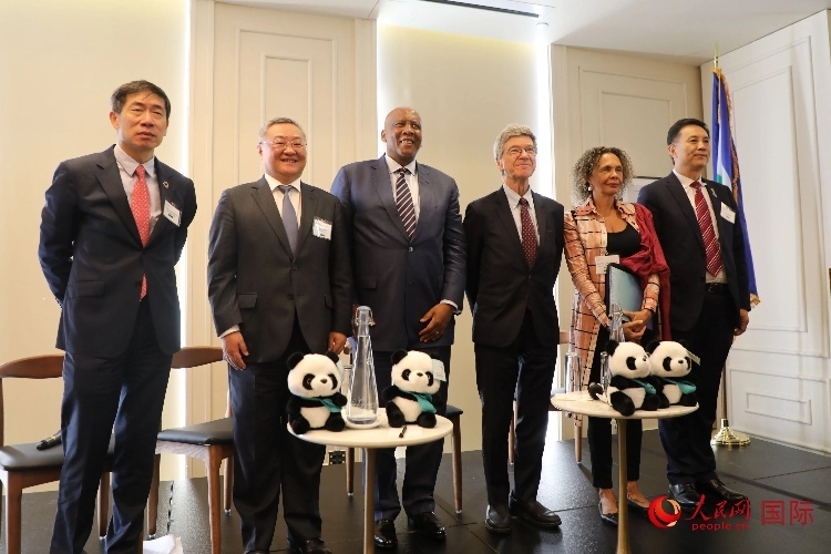 萊索托國(guó)王萊齊耶三世、中國(guó)常駐聯(lián)合國(guó)代表傅聰?shù)燃钨e出席活動(dòng)。人民網(wǎng)記者 李志偉攝