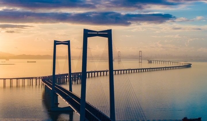 2024年6月27日，沐浴在晨曦中的深中通道（無人機照片）。新華社記者毛思倩 攝