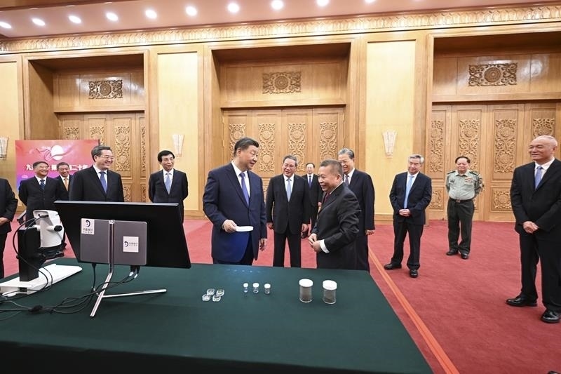 △2024年9月23日，習近平總書記等參觀月球樣品和探月工程成果展覽。