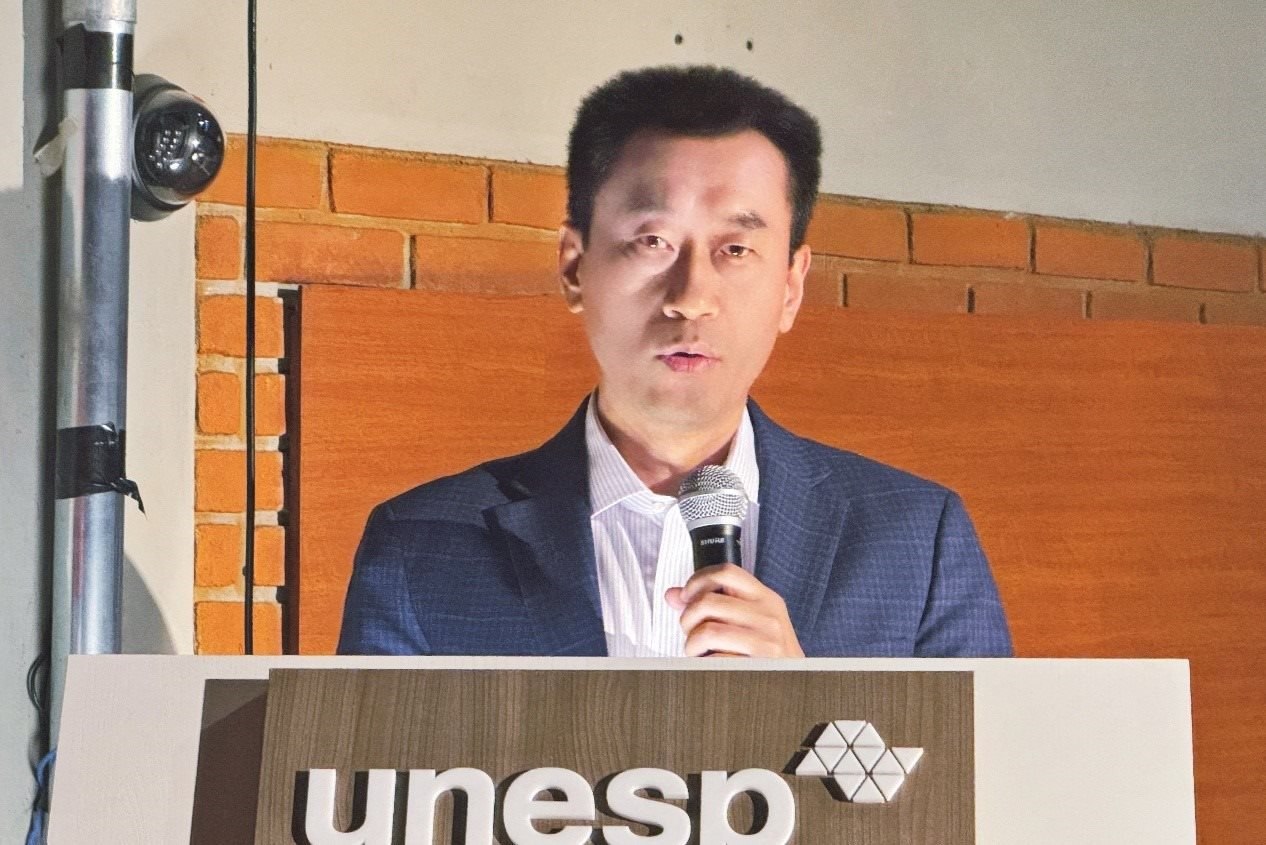 中國駐圣保羅總領(lǐng)事館副總領(lǐng)事田玉震在活動(dòng)中致辭。圣保羅州立大學(xué)孔子學(xué)院供圖