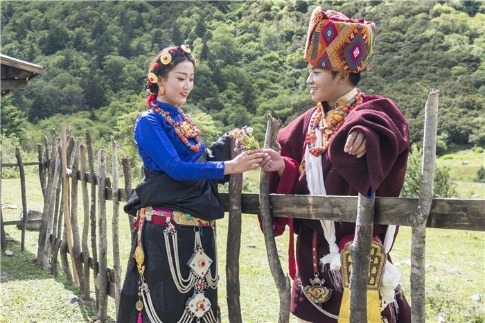 康定情歌（木格措）風景區(qū)中的一對年輕人。林革文攝