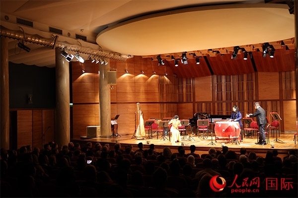 中國歌劇舞劇院的音樂家表演京劇曲牌《夜深沉》。人民網(wǎng)記者 禹麗敏攝