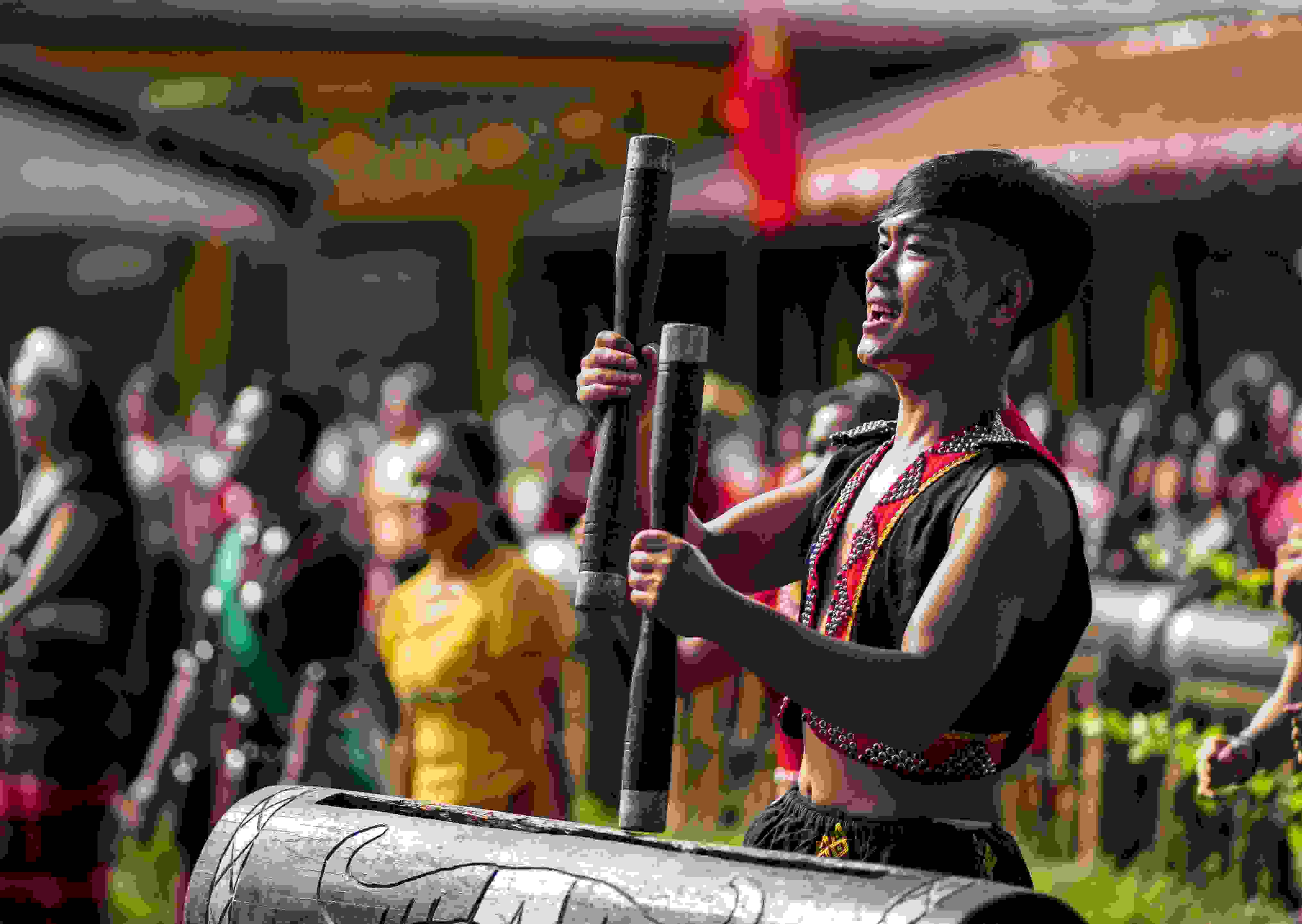 云南省滄源縣班洪鄉(xiāng)班洪村的佤族群眾唱響《阿佤人民唱新歌》（2021年8月20日攝）。