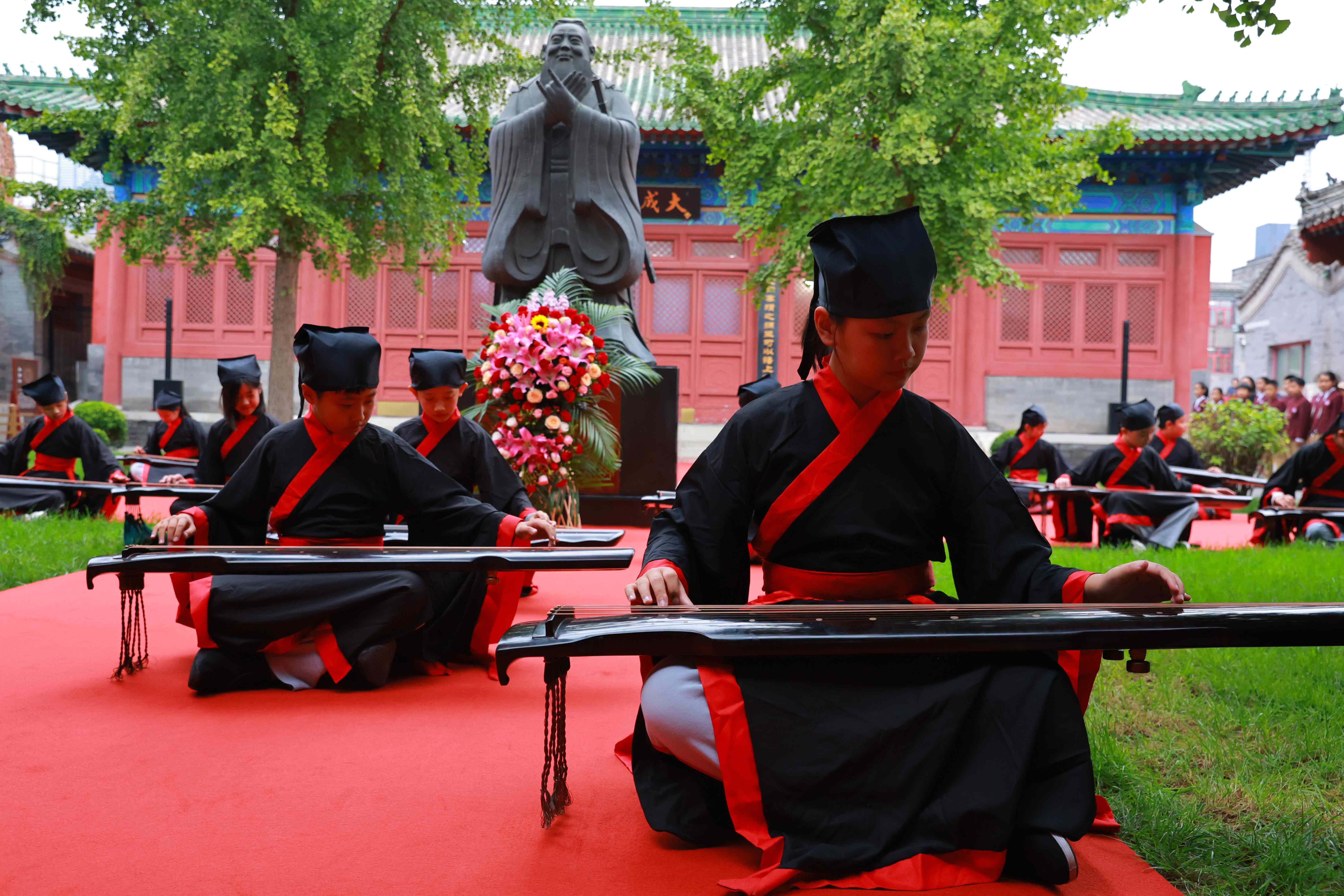 古琴表演《至圣先師孔子歌》。校方供圖