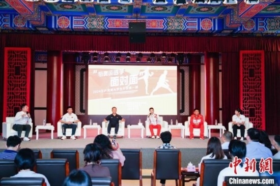 吳愉、王德新、沈?qū)W軍、江海東、朱曉蕾與在座同學(xué)們分享個人的體育故事與成長感悟。上海市港澳辦供圖