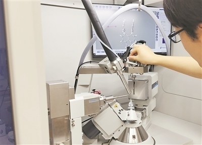 科研人員使用X射線衍射儀研究σ鍵。圖片來源：日本北海道大學(xué)