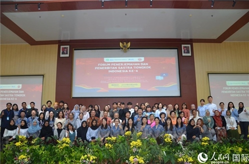 與會嘉賓與阿拉扎大學(xué)師生合影。人民網(wǎng)記者 李培松攝