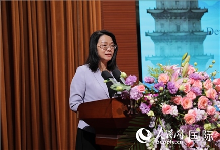 福建省人民政府外事辦公室副主任黃劭蓉在“走進中華文明——海絲印記 世遺泉州”主題人文交流活動中致辭。人民網(wǎng) 王婧攝