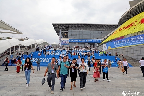 第二十一屆東博會(huì)展館外，參觀者步行離場。人民網(wǎng)記者趙益普攝