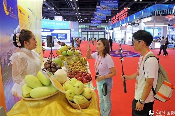 在東博會(huì)泰國展區(qū)，參觀者在向泰方工作人員了解泰國水果情況。人民網(wǎng)記者趙益普攝