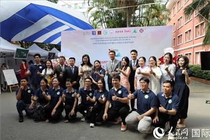 中越兩國嘉賓和教師代表合影。人民網(wǎng)記者 楊曄攝