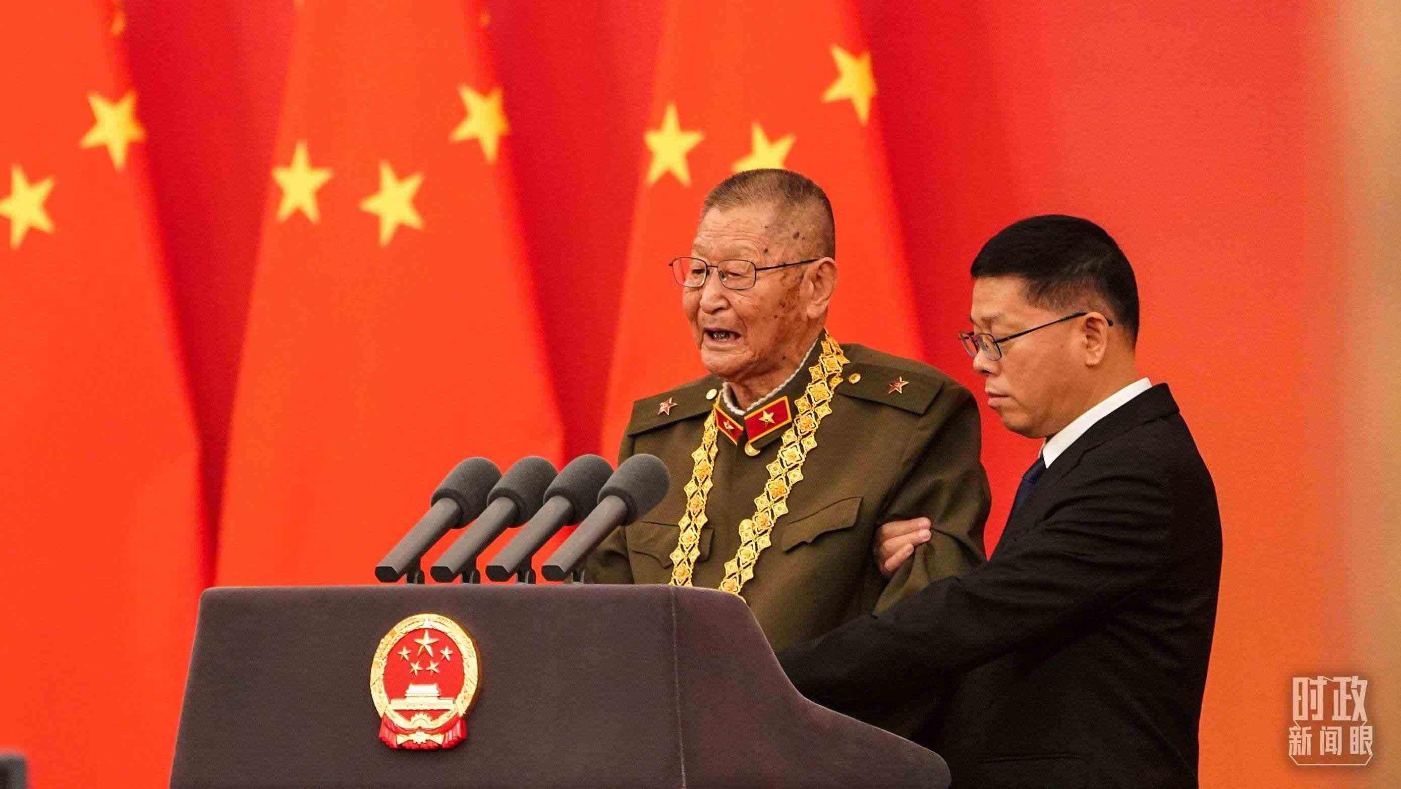 “共和國勛章”獲得者黃宗德在頒授儀式上發(fā)言。（總臺記者李晉拍攝）