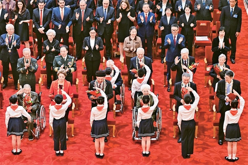 2024年9月29日，中華人民共和國(guó)國(guó)家勛章和國(guó)家榮譽(yù)稱號(hào)頒授儀式在北京人民大會(huì)堂隆重舉行。圖為少先隊(duì)員向國(guó)家勛章和國(guó)家榮譽(yù)稱號(hào)獲得者敬禮致意。 新華社記者 岳月偉/攝