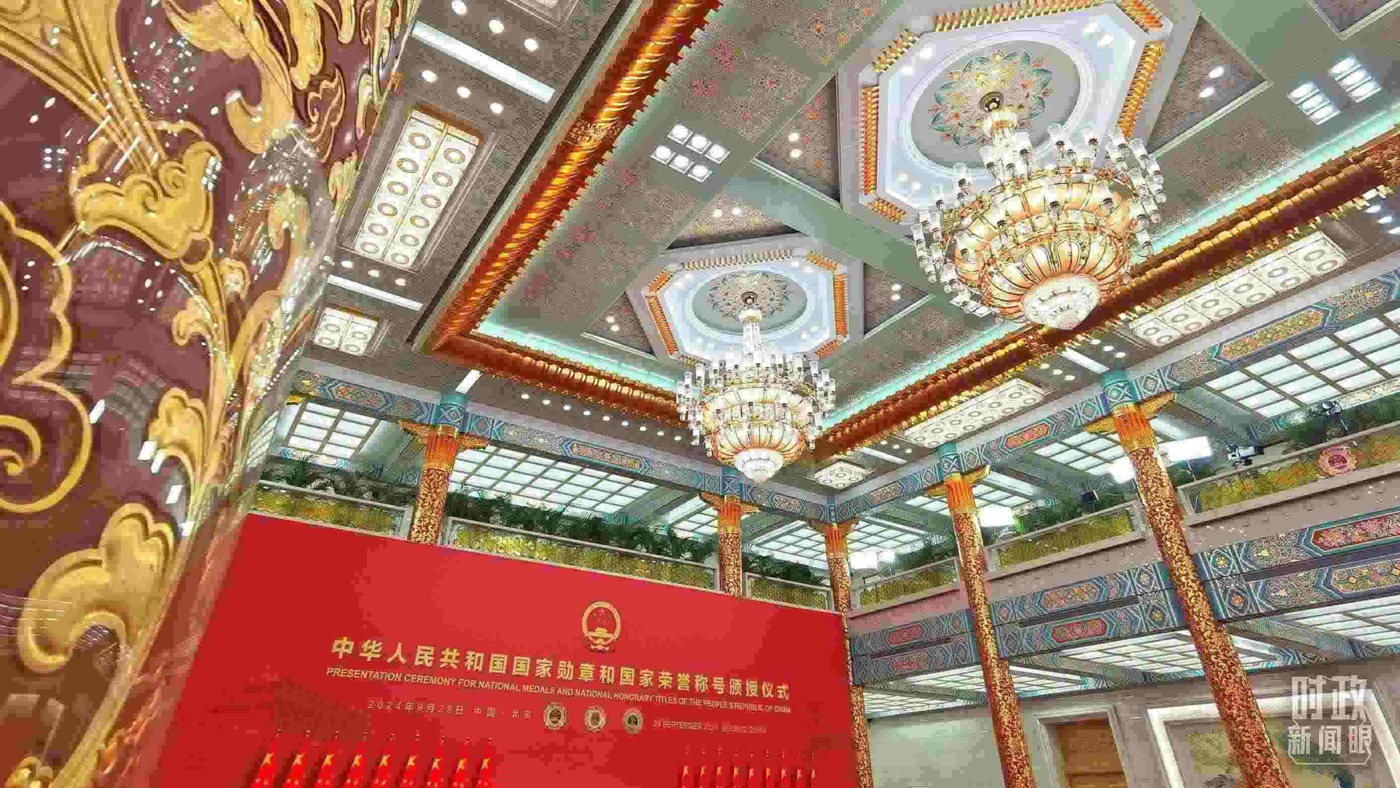 人民大會(huì)堂金色大廳燈光璀璨。（總臺央視記者郭鴻拍攝）